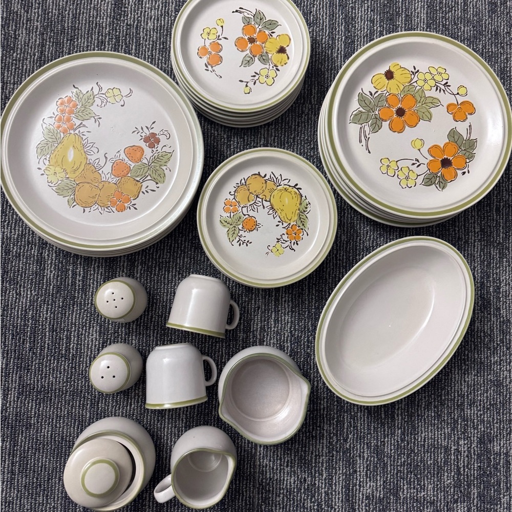 Floral Patterned Dinnerware Set - White and Yellow